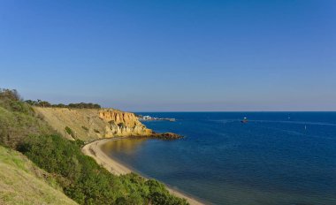 Güneşli bir günde kayalıklarla plaj