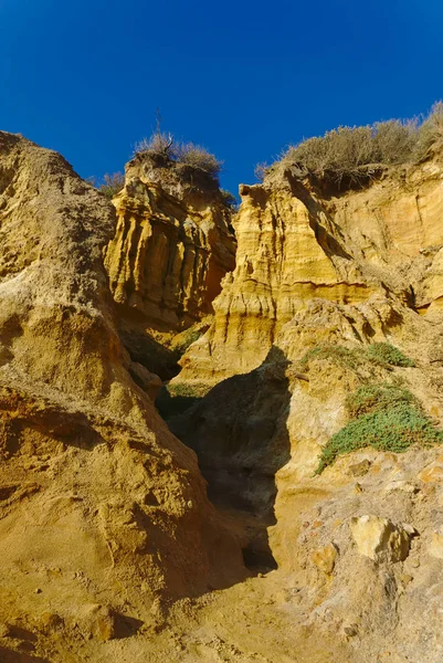 Acantilados amarillos con cielo azul en el fondo — Foto de Stock