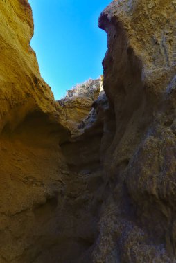 Üstünde mavi gökyüzü olan kayalıklar