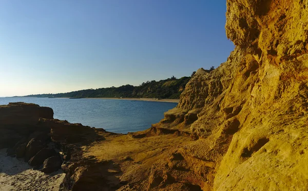 Скелі і море на задньому плані — стокове фото