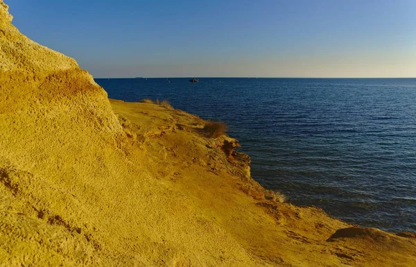 Arka planda kayalıklar ve deniz — Stok fotoğraf