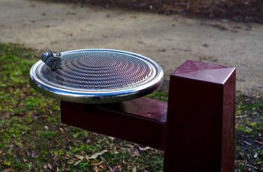 Gümüş platin renkli çeşme içme