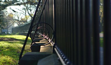 Yuvarlak şekil siyah boyalı kapı