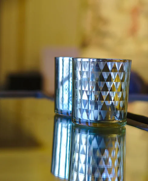 Срібний тумблер для віскі на скляній поверхні — стокове фото
