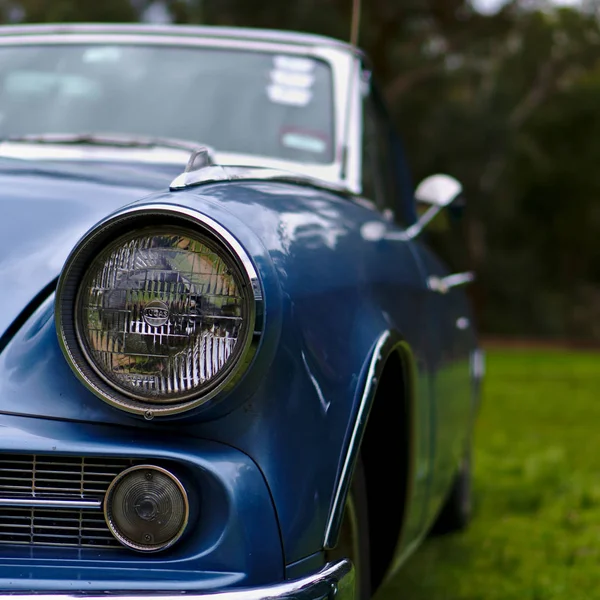 Widok z bliska reflektora niebieskiego samochodu vintage Obraz Stockowy