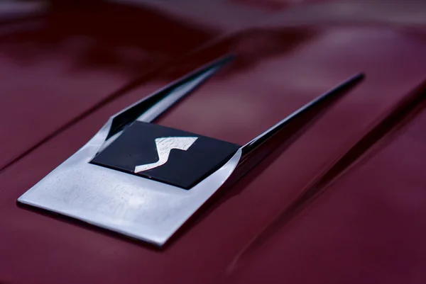Studebaker logo auto d'epoca su sfondo verniciato rosso — Foto Stock