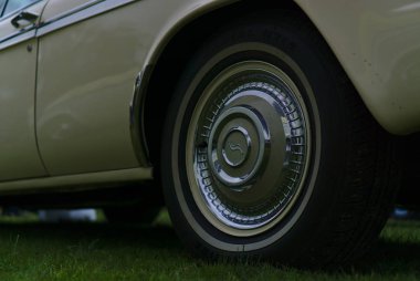 Çim üzerinde Vintage araba tekerleği lastik