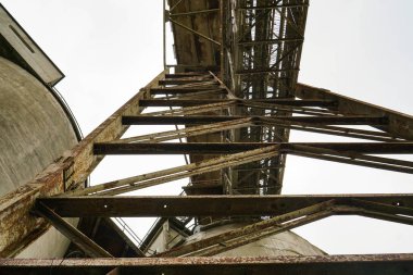 Terk edilmiş fabrikada eski paslı metal çubuklar