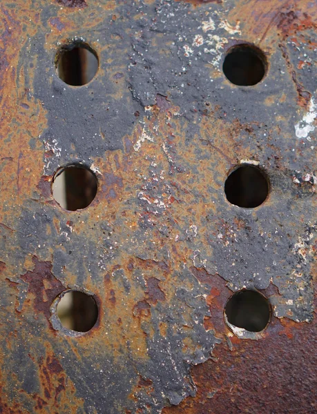 Seis buracos dominó forma igual superfície de metal velho — Fotografia de Stock