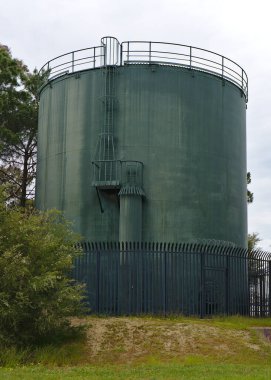 Siyah çitlerle çevrili su santralini geri dönüştür