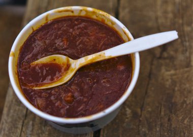 Plastik kasede et suyu çorbası.