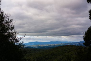 Bulutlu bir günde dağ manzarası
