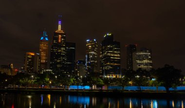 Melbourne, VIC / Australia - 11 Ocak 2020: Gece şehir iş ilçe binaları