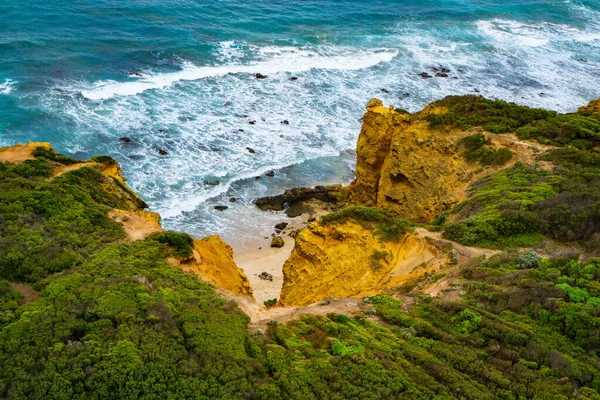 Top Uitzicht Zee Golf Raken Rotsen Het Strand Overdag — Stockfoto