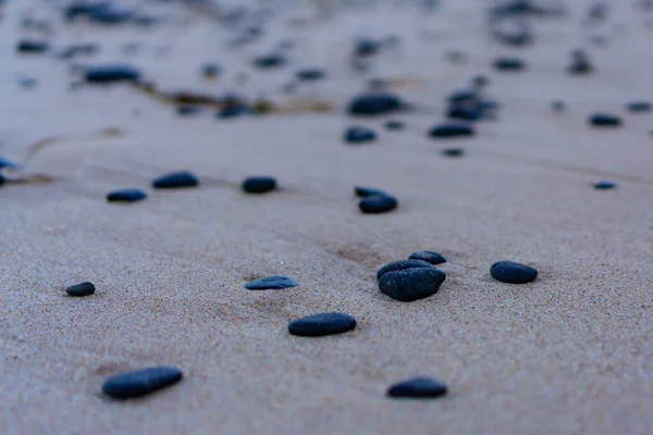 Açık Kahverengi Kumdaki Siyah Çakıl Taşlarının Yakın Görüntüsü — Stok fotoğraf