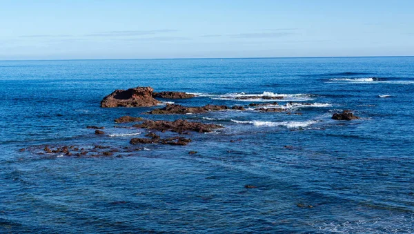 Pedras Meio Mar Durante Dia Com Céu Azul Pálido Fundo — Fotografia de Stock