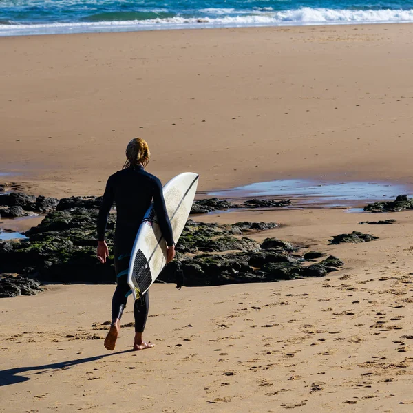 Phillip Island Vic Australie Juin 2020 Surfeur Combinaison Noire Tenant Image En Vente