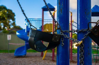 Sallanan sandalye zincirli ve oyun parkında asma kilitli.