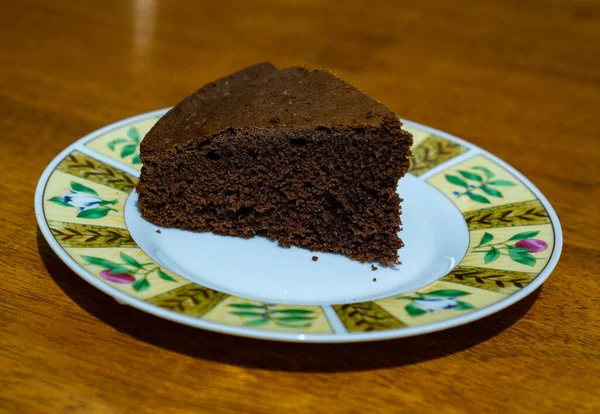 Stück Schokoladenkuchen Auf Holztisch — Stockfoto