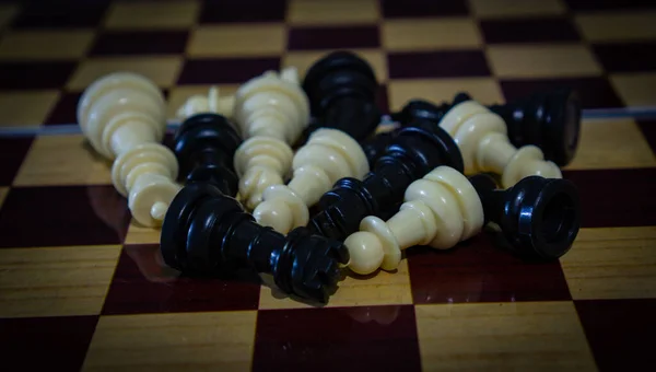 Schachfiguren Zufälliger Stellung Auf Dem Schachbrett — Stockfoto