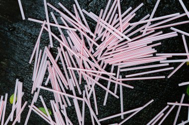 Tek kullanımlık plastik pipetler
