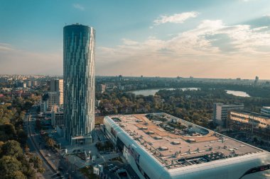 Bucharest, Romanya - Ekim 2018: Gökyüzü kule kurumsal ofis binası Pipera alanında, Bucharest, Romanya.
