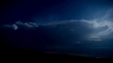 Dramatik gece Lightning'ler timelapse 4k Transalpina, Romanya video ile. 