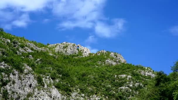 Wolken Über Berggipfel Und Stone Ring Auf Video Zeitraffer Sohodolului — Stockvideo