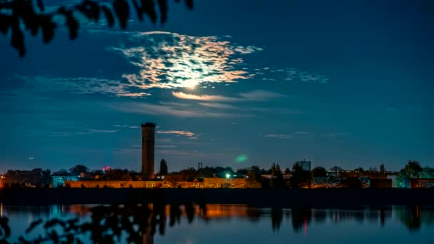 月亮在湖和城市背景 夜时间时间失效4K — 图库视频影像