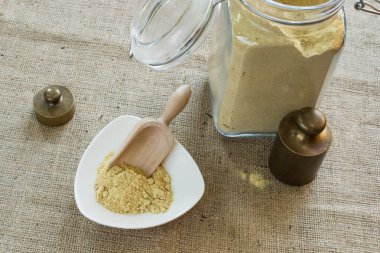 Şeytantersi ahşap kepçe ile bir kase