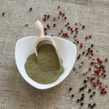 ahşap bir kepçe ile bir kase toz köri