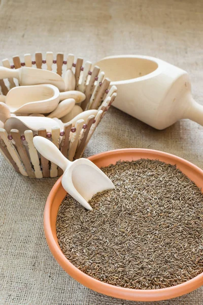 Kimyon baharatlar satışa seramik bir kapta saklayın