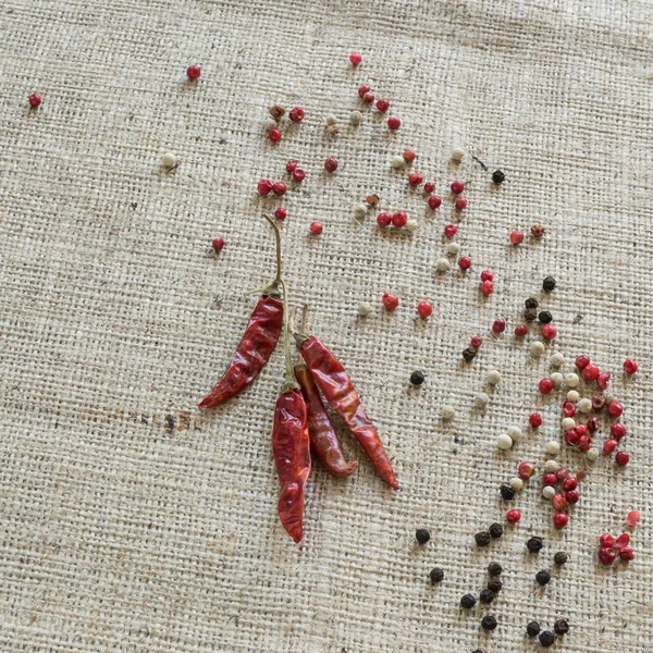 Rouges Piments Frais Sur Une Matière Textile — Photo