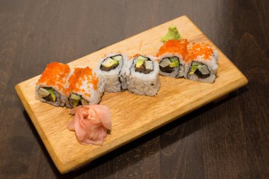 Tabağında, closeup çeşitli suşi rulo.