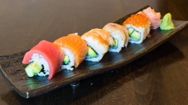 Tabağında, closeup çeşitli suşi rulo.