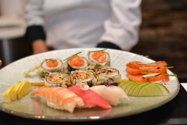 Suşi düzenlenmesi Şef plaka üzerinde rulo