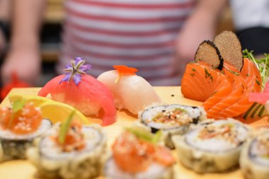 Suşi düzenlenmesi Şef plaka üzerinde rulo