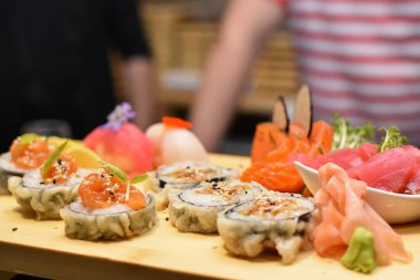 Suşi düzenlenmesi Şef plaka üzerinde rulo