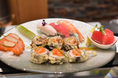 Suşi düzenlenmesi Şef plaka üzerinde rulo