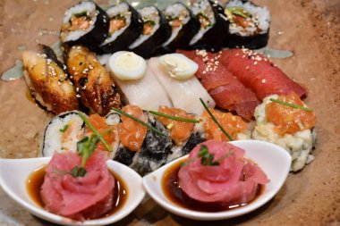 Tabağında, closeup çeşitli suşi rulo.