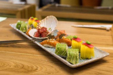 Suşi tabağı ile altın pul