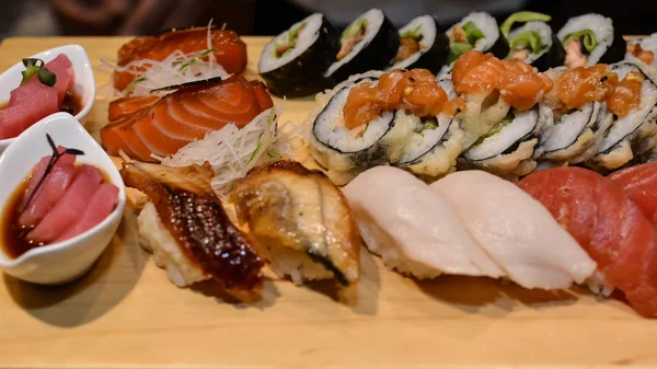 Różnych Sushi Rolki Talerz Zbliżenie — Zdjęcie stockowe