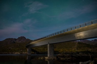 Gece vakti, Norveç 'te bir köprü.