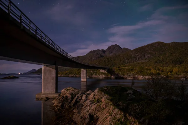 Ponte sobre o mar à noite, Noruega — Fotografia de Stock