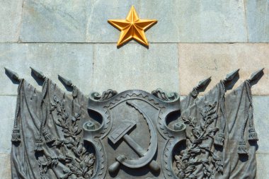 Khabarovsk / Rusya-Ağustos 2018: eski Sovyet anıt unsuru. Yıldız, çekiç ve orak, afiş