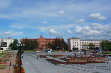 Khabarovsk / Rusya - 02 Eylül 2018: Lenin Meydanı, Khabarovsk. Rusya'nın ikinci büyük meydanım. Tarihi binalar, çeşmeler