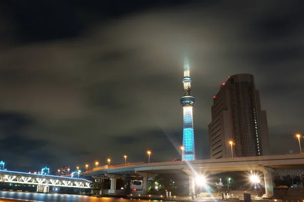 Noc Miasto Wieża Telewizyjna Tokyo Skytree Nocne Niebo Most Oświetlenie — Zdjęcie stockowe