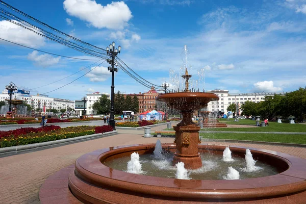 Fountains, sunny day, blue sky.  Lenin Square, Khabarovsk / Russia - Sept 02 2018 — Stock Photo, Image