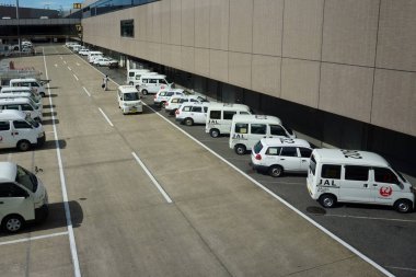 Japonya - 09 Eylül 2018: Tokyo Narita Uluslararası Havaalanı (Nrt) Japonya Havayolları (Jal) arabalar 