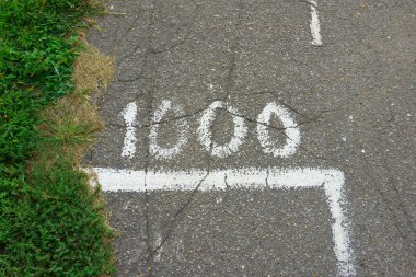 Eski kırık koşu parkuru. 1000 asfalt üzerinde işaretleme                           